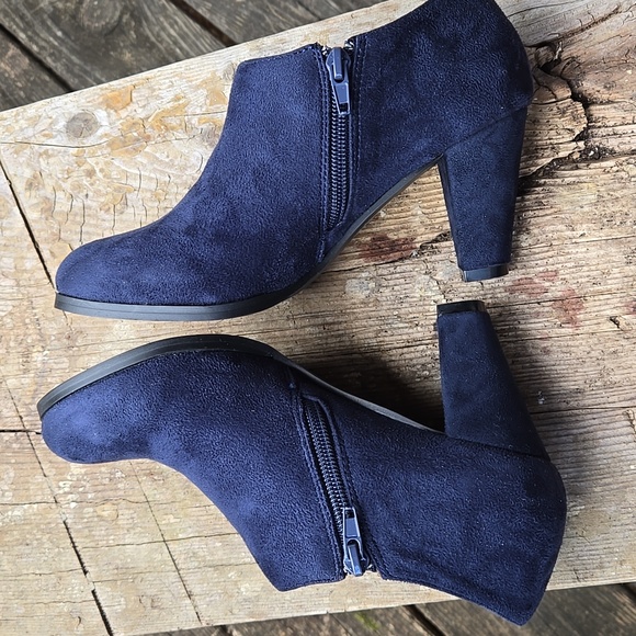 JOURNEE COLLECTION Navy Blue Faux Suede Booties. Size 6.  Like New! - Picture 6 of 11
